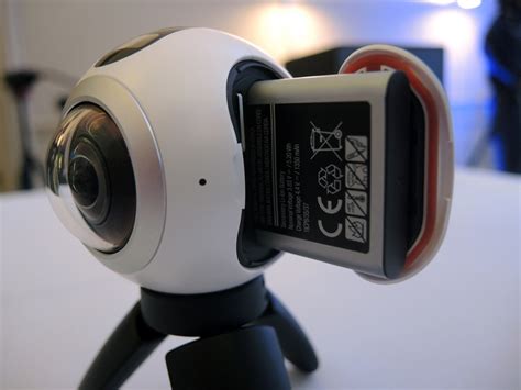 mwc 2016 samsung wants to bring vr to the masses with the gear 360 camera stuff
