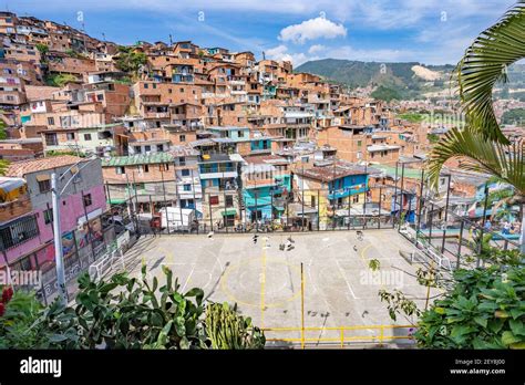 Hermosa Vista De La Comuna 13 De Medellín Colombia Fotografía De Stock