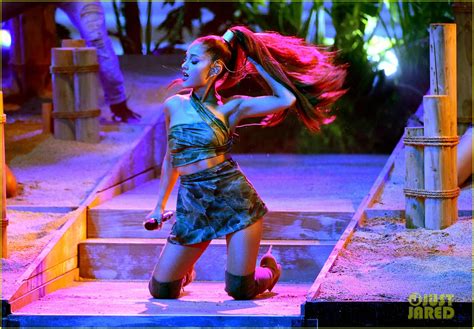 Video Ariana Grande Nicki Minaj S Amas Performance Of Side To