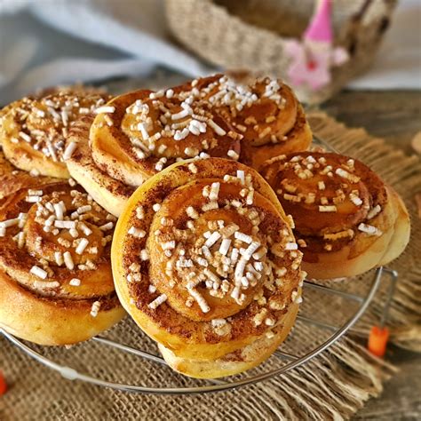 Perfekta till fikat, kalaset eller att ta med på picknicken. Kanelbullar tipici dolci svedesi alla cannella - Il mondo ...
