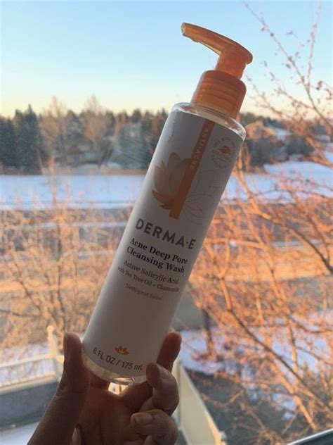It claims to unclog pores and prevent breakouts from developing through natural active ingredients like willow bark, tea tree and rosewood. Derma-E Acne Deep Pore Cleansing Wash Review | Canadian Beauty