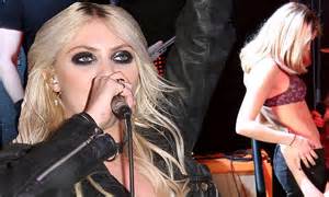 Taylor Momsen Puts On Raunchy Stage Dance With Female Fan Daily Mail