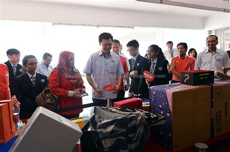 Mendapatkan bantuan & kemudahan di sektor awam. MITI giat kembangkan sektor perkhidmatan | Utusan Borneo ...