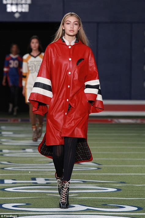 Tommy Hilfiger S Team Put Gigi Hadid In Poncho Because She Was Tall And Thin Daily Mail Online