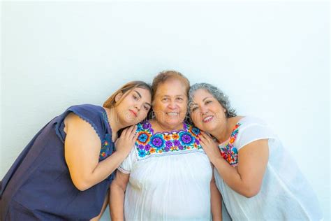 Tres Generaciones De Mujeres Mexicanas Sonrientes Madre E Hija