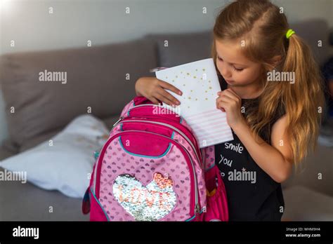 Feliz La Niña Recogiendo Una Bolsa De La Escuela Nice Kid Prepairing
