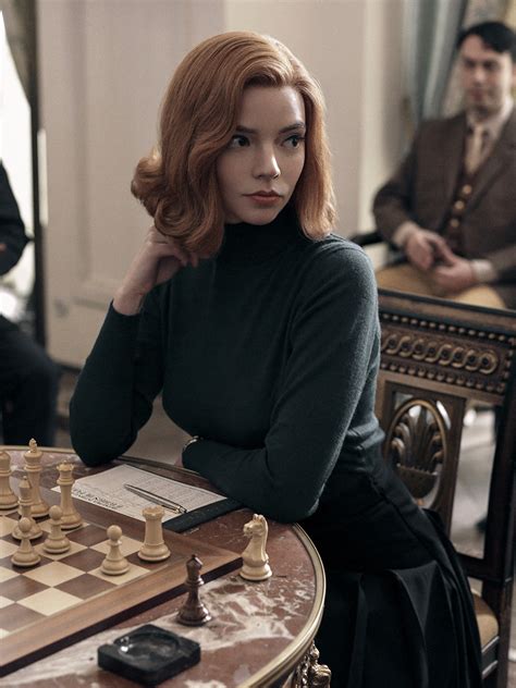 The title refers to queen's gambit, a chess opening. The Queen's Gambit: 1. sezonun oyuncuları - Beyazperde.com