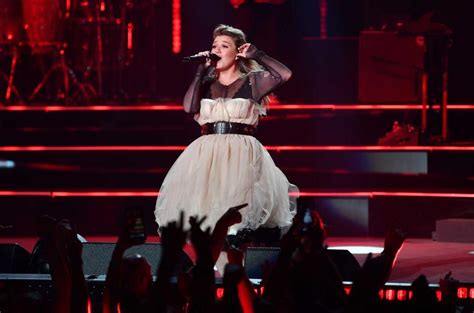 Kelly Clarkson Duets With Daughter Dances With Son At Las Vegas Residency Show