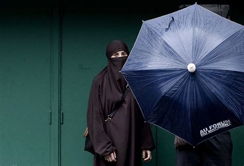 Un Panel Declares Frances Burqa Ban Violates Muslim Womens Rights