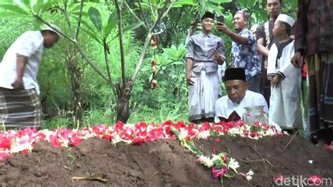 Pemakaman Korban Pembunuhan Dukun Di Pasuruan Diwarnai Isak Tangis