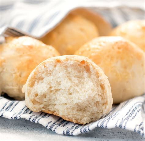 These Quick And Easy Bread Rolls Do Not Require Any Yeast Proofing Or