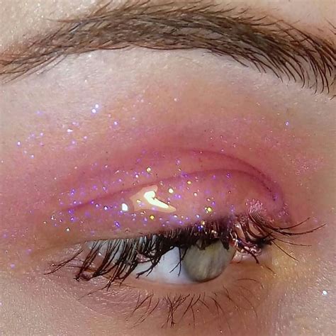 𝔦𝔪𝔬𝔫𝔬𝔳𝔳 ﾐ In 2020 Eye Makeup Designs Pink Eye Makeup Glitter Eye