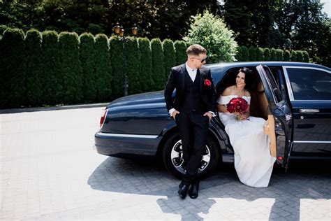 Arrive In Style The Top 5 Luxury Limo For Your Wedding Day