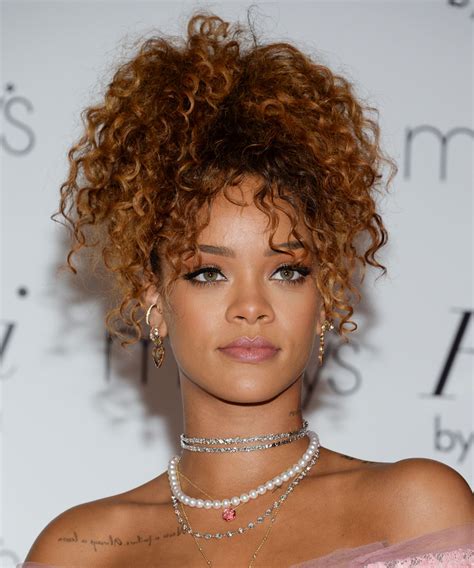 Coleta Top Para Pelo Rizado Rihanna Peinados De Fiesta Que Adorarás