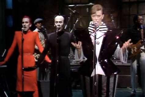 David Bowie Performs A Theatrical Version Of The Man Who