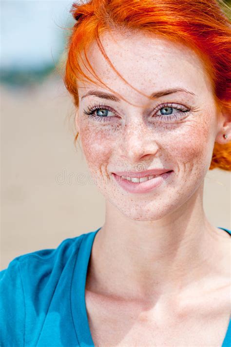 Retrato De Uma Mulher Freckled Bonita Nova Do Ruivo Imagem De Stock