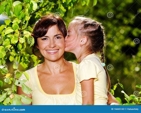 Retrato De La Madre Y De La Hija Al Aire Libre Imagen De Archivo