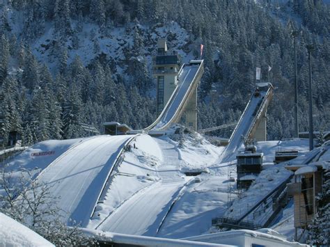 Nach 1987 und 2005 steht oberstdorf wieder im fokus der wintersportwelt, wenn die weltmeisterinnen und weltmeister im. Erdinger Arena: Skisprungschanze in Oberstdorf ...