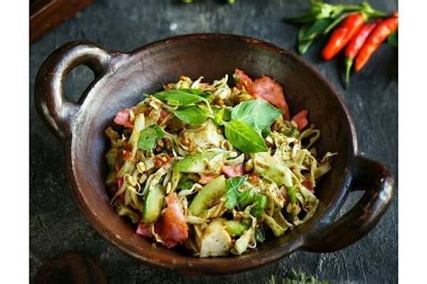 Menunya prasmanan sehingga bisa makan puas kenyang. 5 Makanan Khas Sunda, Rasanya Lezat Ada Menu yang Ditumbuk ...