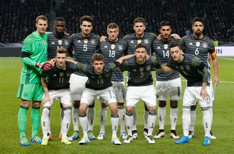 Deshalb dürfen die spieler der deutschen nationalmannschaft mit vier sternen auf dem trikot zur wm 2018 auflaufen. Die deutsche Nationalmannschaft startet mit einem echten ...