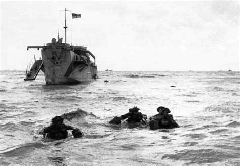 D Day Dramatic Photos Of Heroic Soldiers Landing On Normandy Beaches