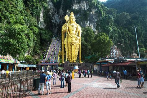 Learn about hinduism, enjoy culture, and go on the hunt for rare insects in dark cave. Batu Caves in Kuala Lumpur - Kuala Lumpur Attractions
