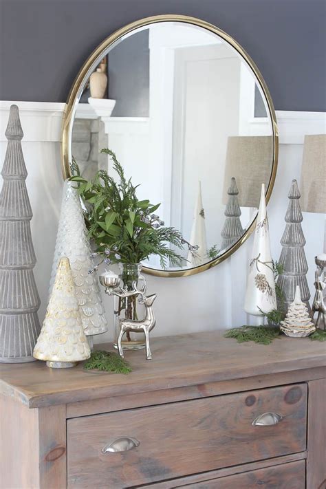Examples of easy vignettes that add a touch of autumn to your decor. Simple Christmas Vignette | Christmas vignettes, Simple ...