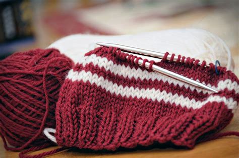 Take your beginning knitting skills to the next level with purl soho's hat in the round pattern! Knit Hat - Free Pattern 4.5 sts = 1″ on #8 needle Light ...