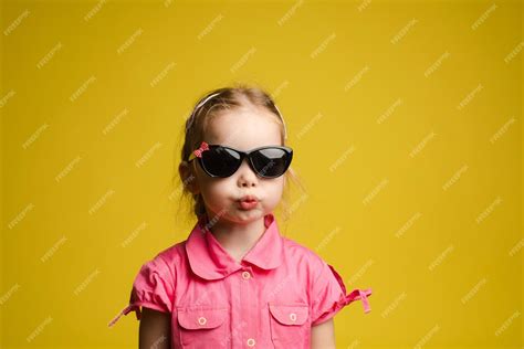 Retrato Fotográfico De Stock De Un Adorable Niño Pequeño Con Gafas De