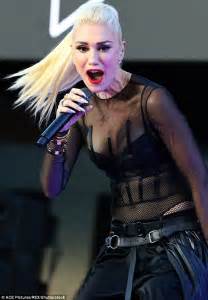 Gwen Stefani Flaunts Her Taut Tummy At Samsung S Summer Concert