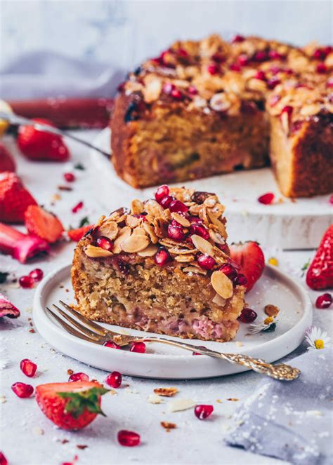 Erdbeer-Rhabarber-Kuchen mit Mandeln (vegan) - Bianca Zapatka | Rezepte
