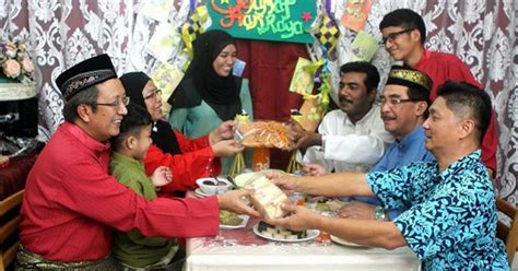 In the morning, they go to the mosque to pray. This Is How Malaysian Muslims Celebrate Hari Raya ...