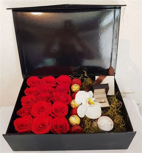 Caja Con Rosas Rojas Orquideas Y Chocolates Flower Boxes Flowers