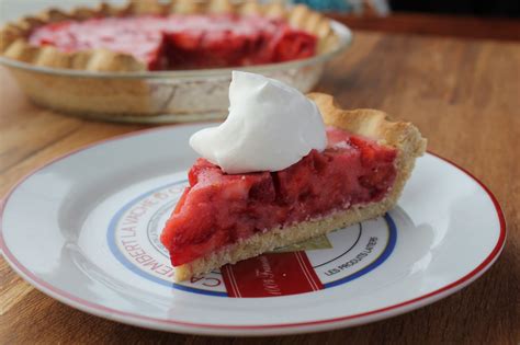 The best 3 ingredient weight watchers peanut butter chocolate whips. Summer Strawberry Pie with Shortbread Crust (With images ...