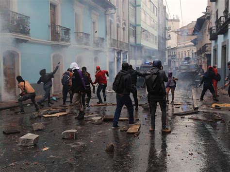El decreto de estado de emergencia económica y estado de excepción dictado por maduro, que fue rechazado por la asamblea nacional este martes por la tarde, confiere más poderes al presidente de venezuela para tomar decisiones que, incluso, pudiesen limitar garantías constitucionales. Claves para entender el estado de excepción en Ecuador ...