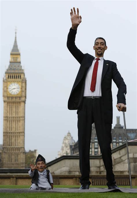 Worlds Tallest Man And Shortest Man Meet For Guinness World Records