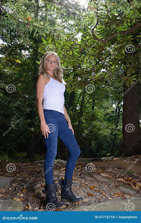 H Rlig Blond Kvinna I Den Vit Beh Llaren Och Jeans I Tr N Arkivfoto