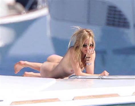 09png In Gallery Avril Lavigne Nude On A Boat Picture 9 Uploaded By Avrilcum On