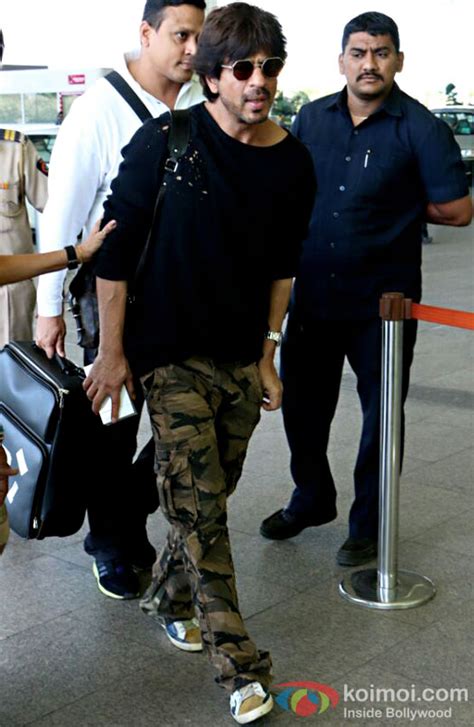 Hot In Casuals Shah Rukh Khan Snapped At Airport