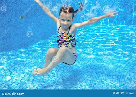 Het Kind Zwemt In Pool Onderwater Heeft Het Meisje Pret In Water Stock Afbeelding Image Of