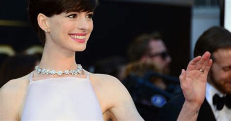 Photos Anne Hathaway Sexcuse Pour Sa Robe Portée Aux Oscars Le Huffpost