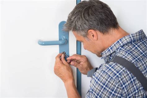 La célèbre serrure 3 points est surtout utilisée pour les portes d'entrée. Comment changer la serrure d'une porte d'entrée