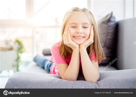 Sonriente Niña Acostada En El Sofá Fotografía De Stock © Gekaskr