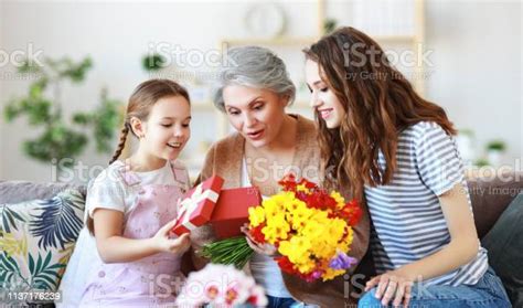 Día De La Madre Tres Generaciones De Madre Abuela E Hija De Familia