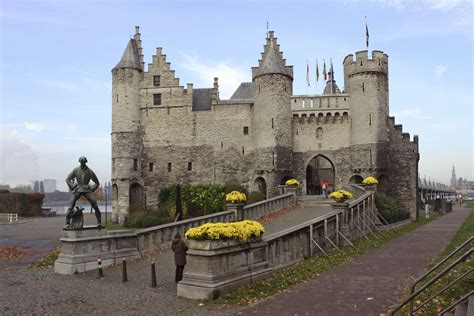 Het steen is het restant van een grote burcht. Burg Steen - Tourismus Antwerpen - ViaMichelin