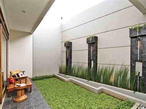 Pilihlah warna atap yang gelap untuk membuat kesan elegan. Desain Taman Minimalis Modern Di Belakang Rumah - Gambar ...