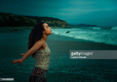 Pre Teen Girls Beach Stockfotos En Beelden Getty Images