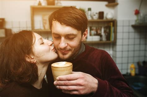 Mujer Besando A Su Novio Mientras Bebe Un Café Descargar Fotos Gratis