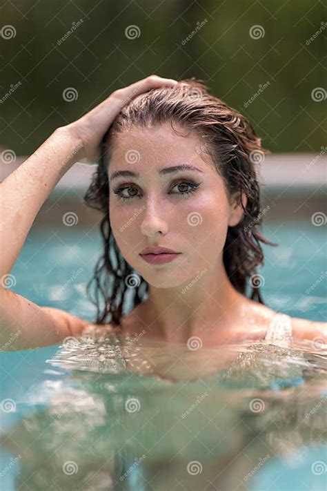 Bikini Modell Som Placeras I En Pool Med Hand I Huvudet Fotografering För Bildbyråer Bild Av