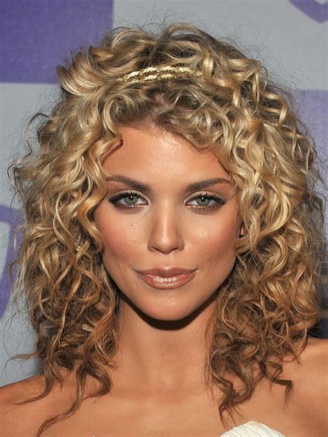 20 Glamorous Mid Length Curly Hairstyles For Women Haircuts